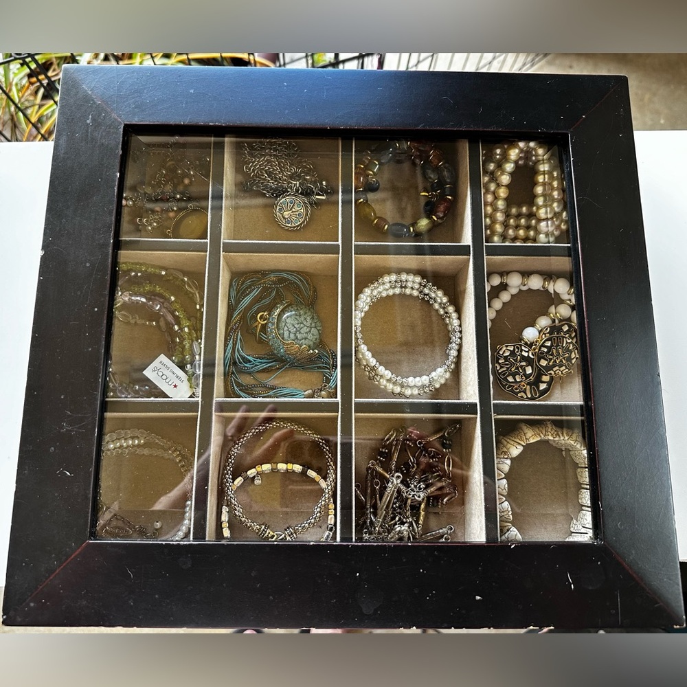 Bombay jewelry display w/accessories